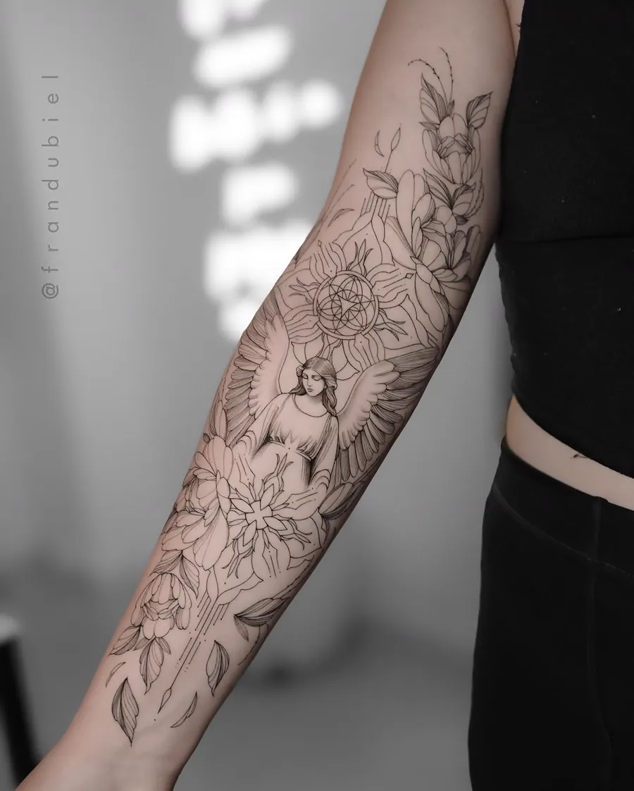 Antebraço fechado em fineline com figura feminina, mandala e flores