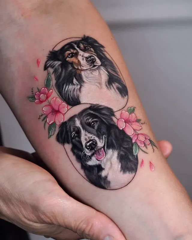 Dois border collies, Zeus e Lua, tatuados em medalhões ovais com flores rosas